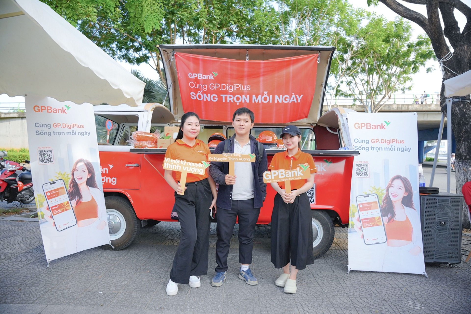 Khi ngân hàng chủ động xuống phố
